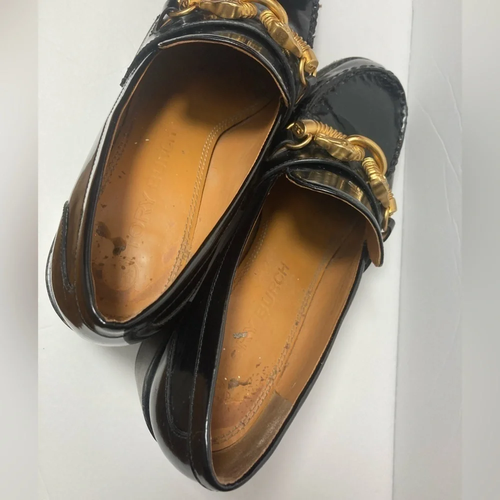 Tory Burch Jessa black patent chunky heels gold equestrian chain horse accent 9M
